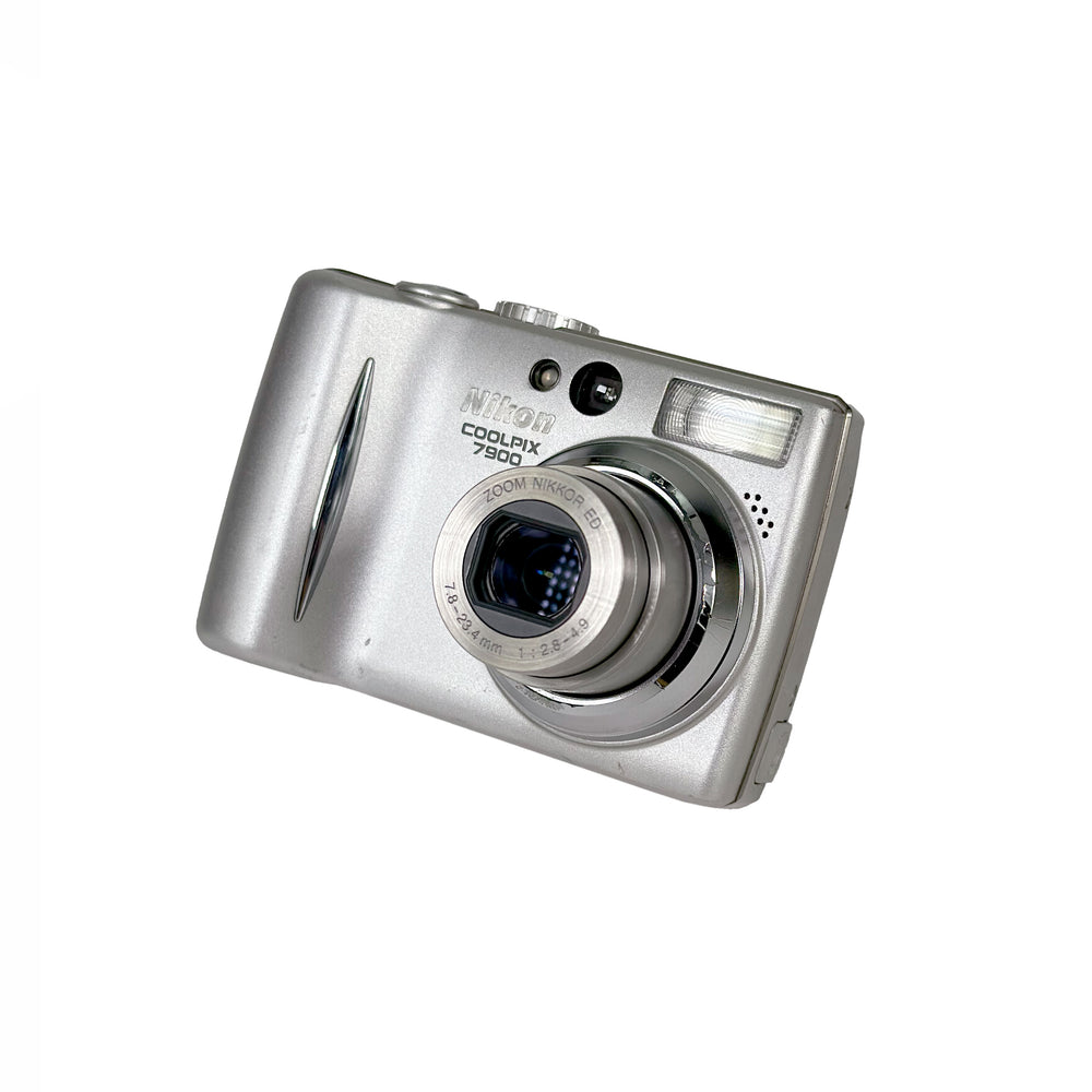 Nikon Coolpix 7900